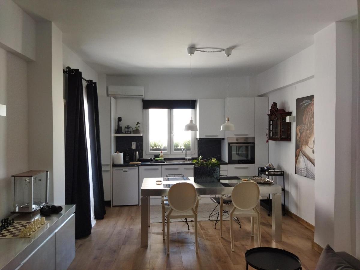 Minimal Apartment By The Beach Corinth Экстерьер фото