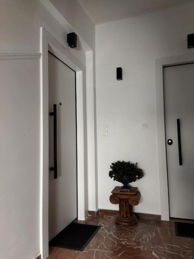 Minimal Apartment By The Beach Corinth Экстерьер фото