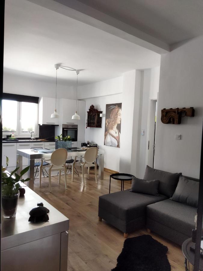 Minimal Apartment By The Beach Corinth Экстерьер фото